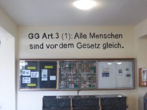 Grondwetsartikel door leerlingen op de muur van hun school in Bonn geschilderd. Afb.: Duitsland Instituut