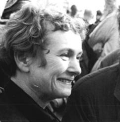 Bärbel Bohley bij de grote demonstratie in Oost-Berlijn op 4 november 1989. Afb.: Bundesarchiv, Bild 183-1989-1104-045